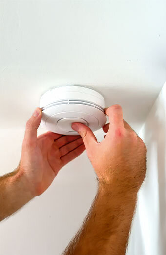 /uploads/2025/04/installing-smoke-alarm-system.jpg